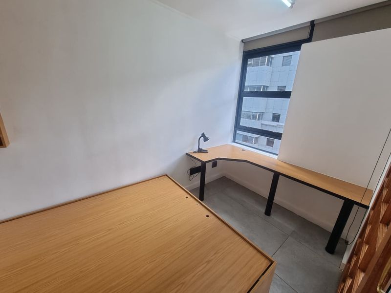 Modernized Semi-Furnished Two-Bedroom Apartment To Let in Cape Town City Centre - Photo 10