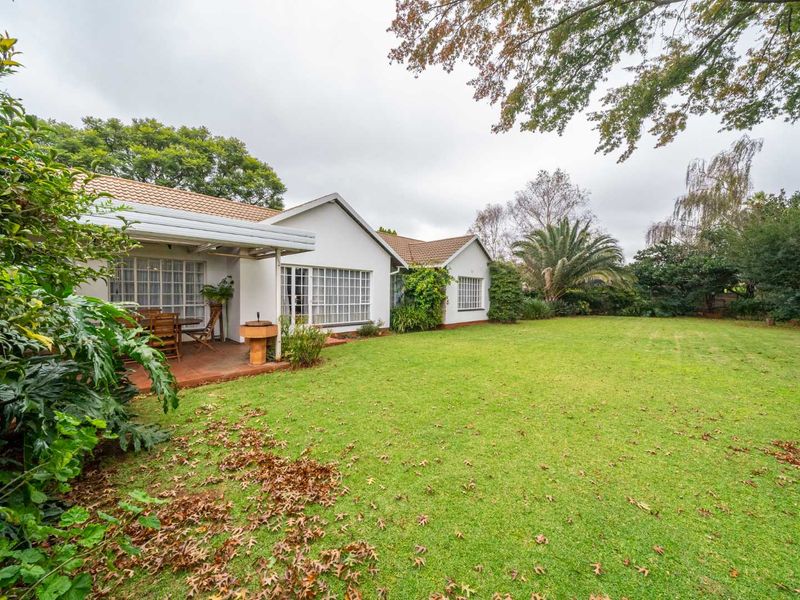 Private Family Living in Secure Brentwood Park Enclosure - Photo 1