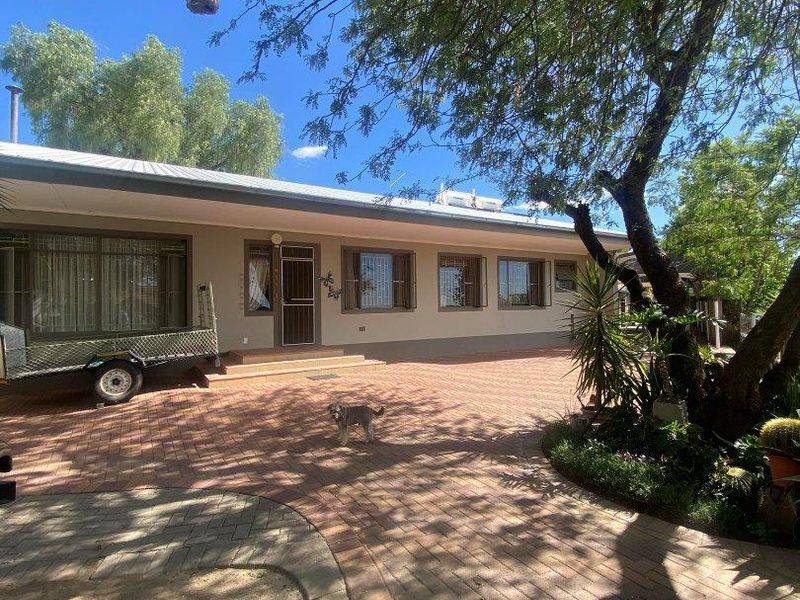 Walking distance from SA Embassy in Klein Windhoek. Live + earn in one! - Photo 3