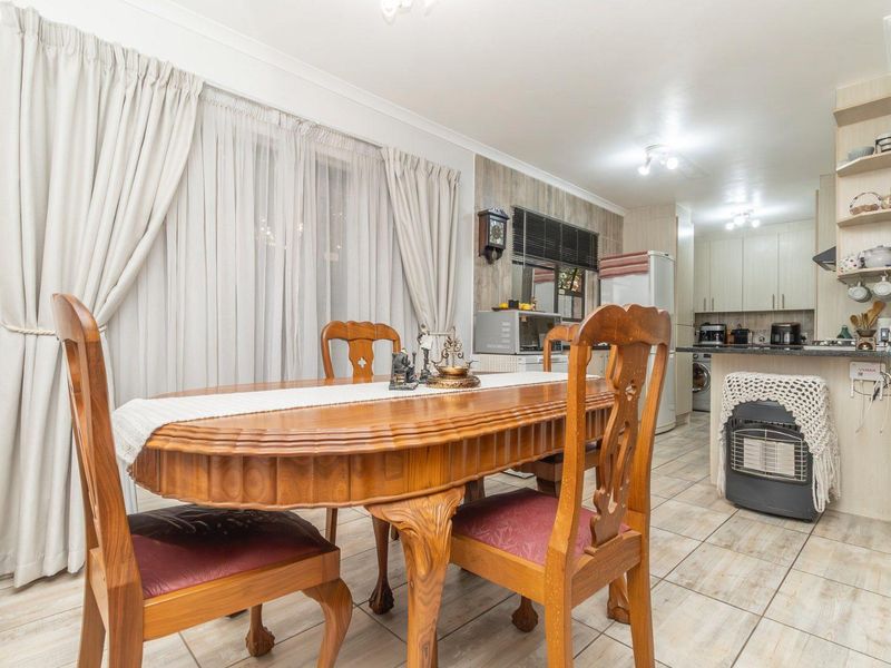 Stunning Duplex in sought after Honeydew Manor - Where space and style connect – - Photo 9