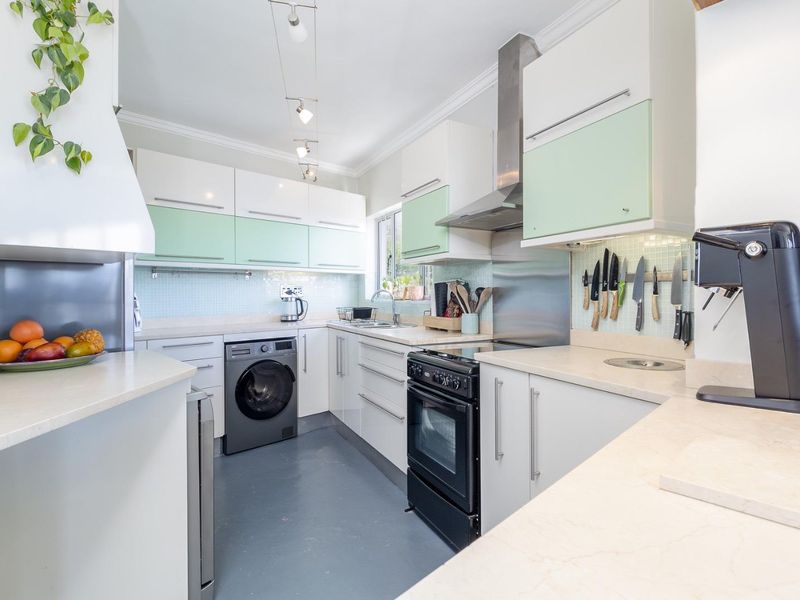 Scenic, Sun lit & Perfectly Positioned Corner Vredehoek Apartment - Photo 9