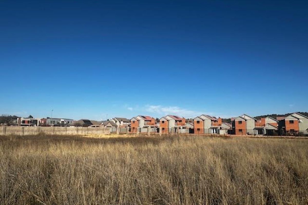 Exceptional 1250m2 Vacant Stand in Prestigious Somerton Estate - Photo 4