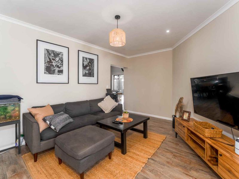 Modern 2-Bedroom Apartment for Sale in Thornton - Photo 8