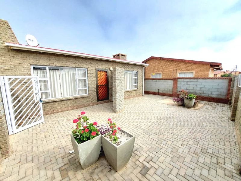 Perfect for Families: Spacious House & Flat in Tranquil Setting! - Photo 2