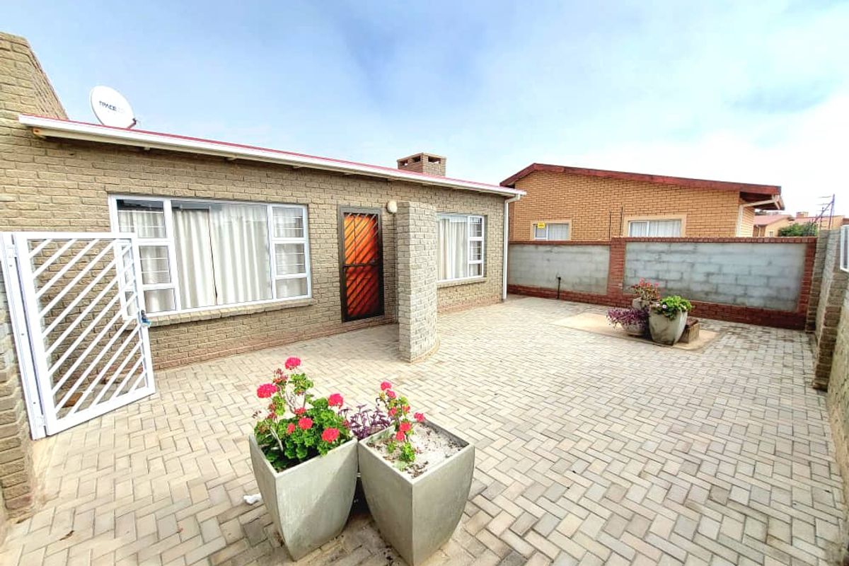 Perfect for Families: Spacious House & Flat in Tranquil Setting! - Photo 2