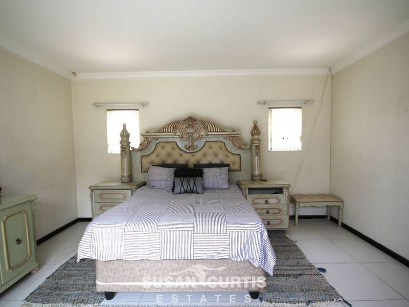 Spacious 3-Bed Home with BBQ & Triple Garage! - Photo 7