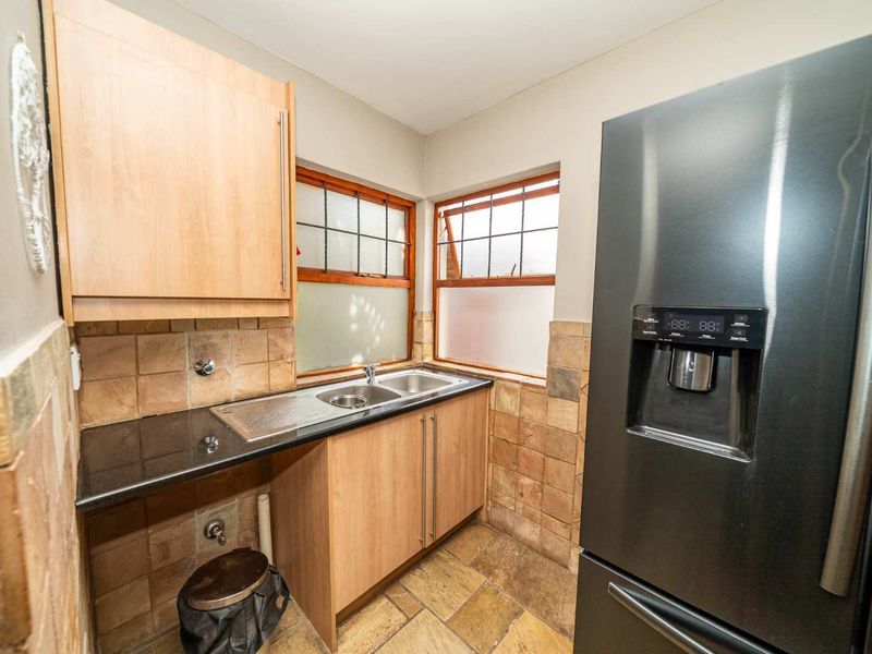 Architecturally Designed Indoor-Outdoor Family Home in Glen Marais - Photo 7