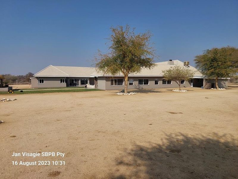 FOR SALE - Plot with Luxurious House in Omaruru Wildlife Estate - Photo 3