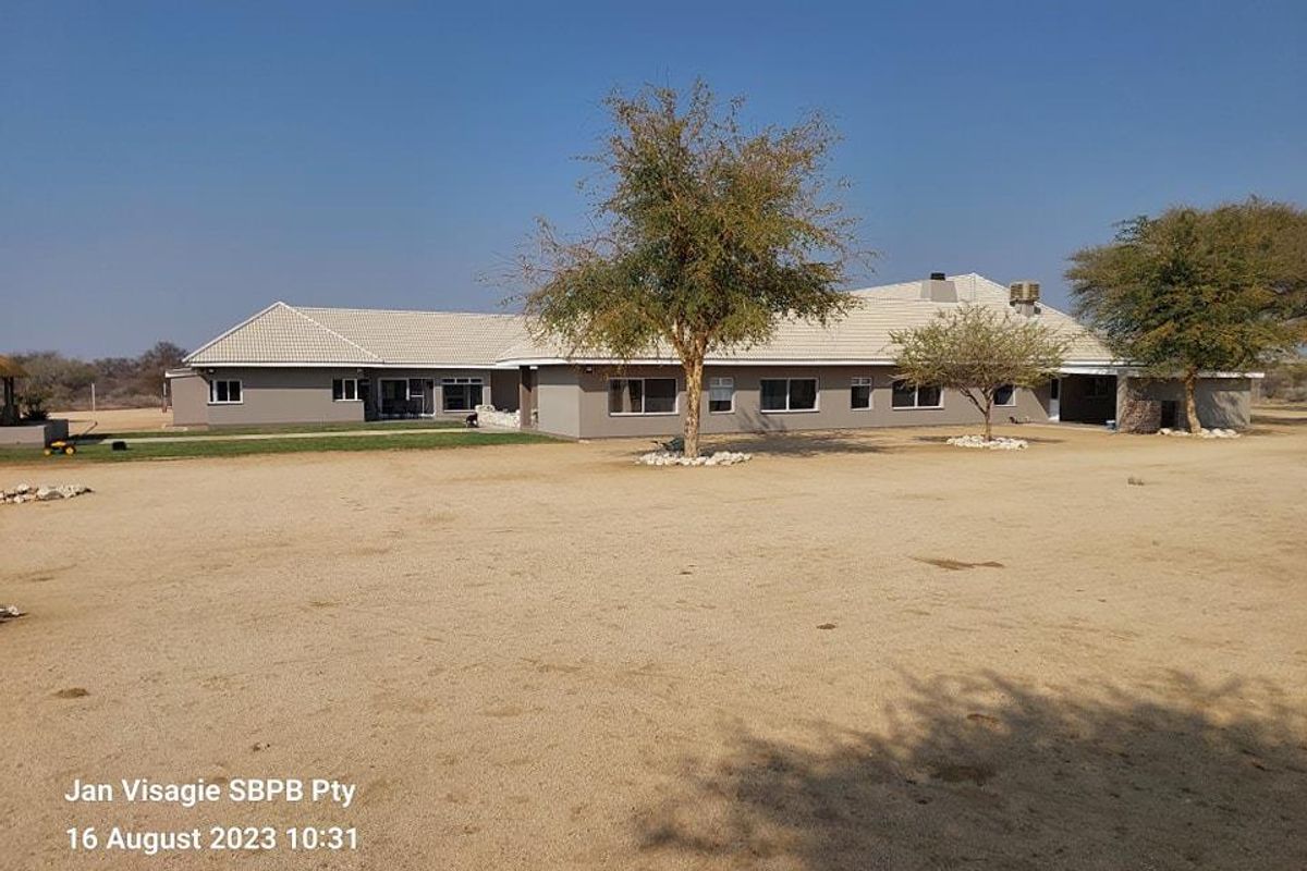 FOR SALE - Plot with Luxurious House in Omaruru Wildlife Estate - Photo 3