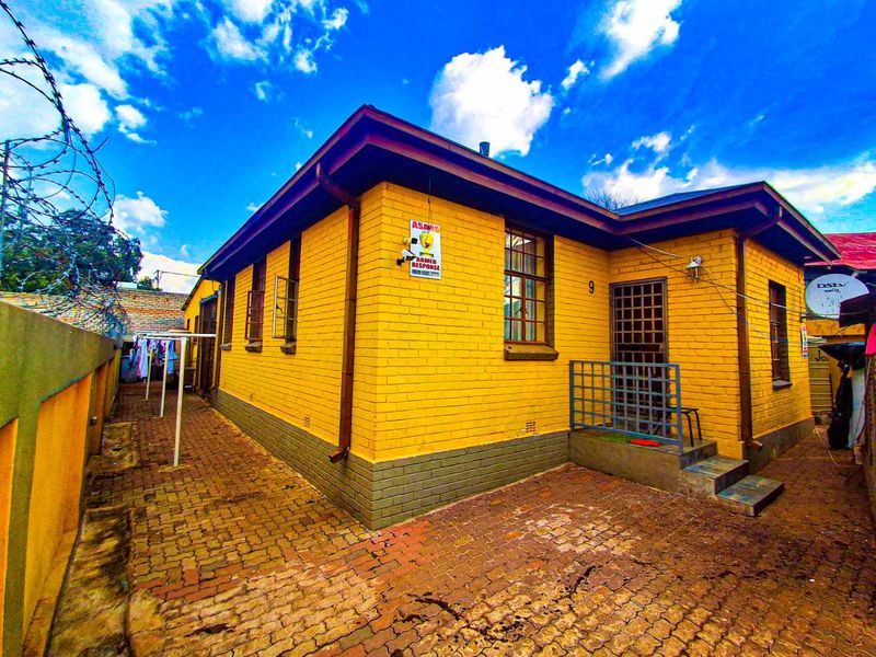 Fully furnished property in Jan Hofmeyer near the University of Johannesburg and the SABC offices, ideal for student accommodation near the and the SABC office - Photo 1