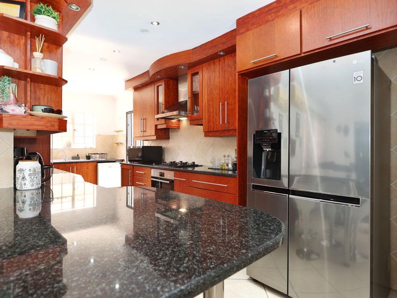 Ideally located 4 Bedroom/3.5 Bathroom Family Home - Photo 5