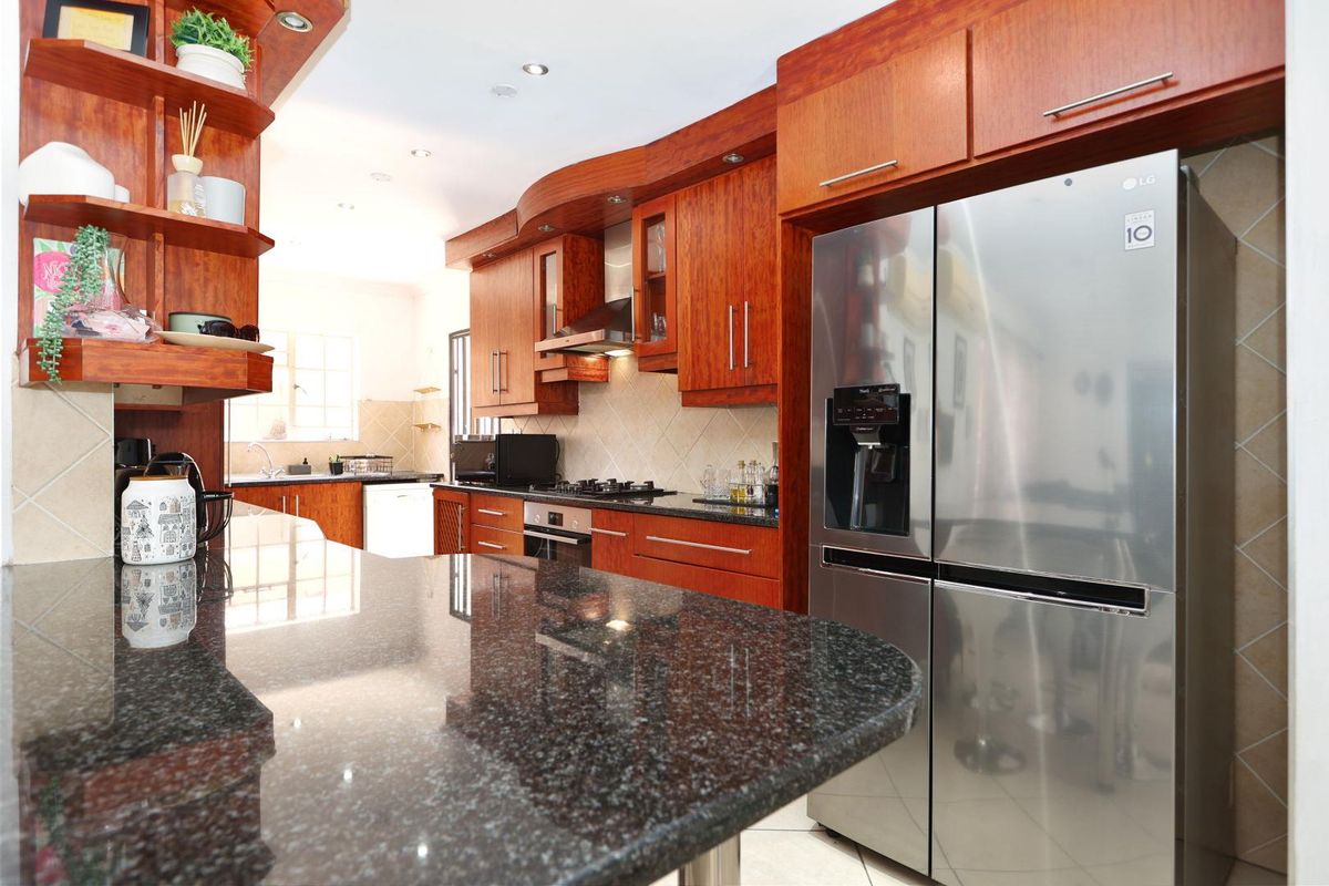Ideally located 4 Bedroom/3.5 Bathroom Family Home - Photo 5