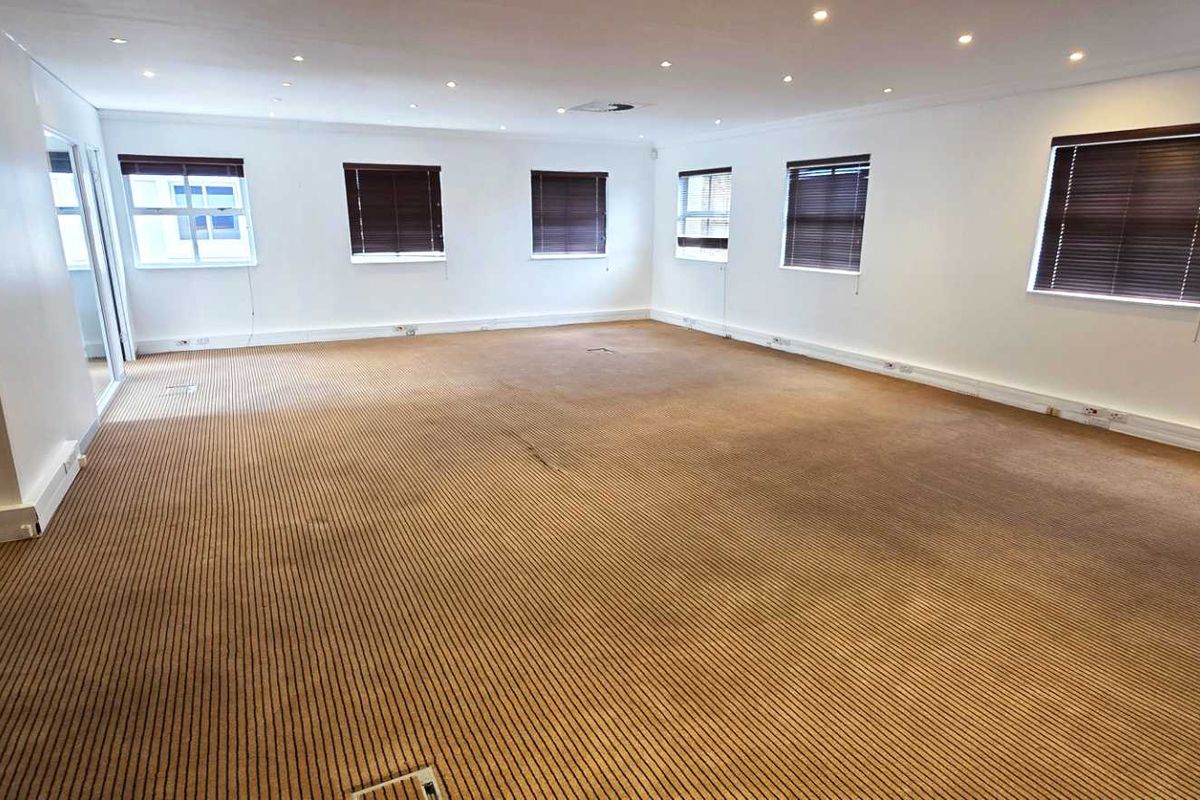 Spacious First Floor Office with Private Balcony - Photo 2