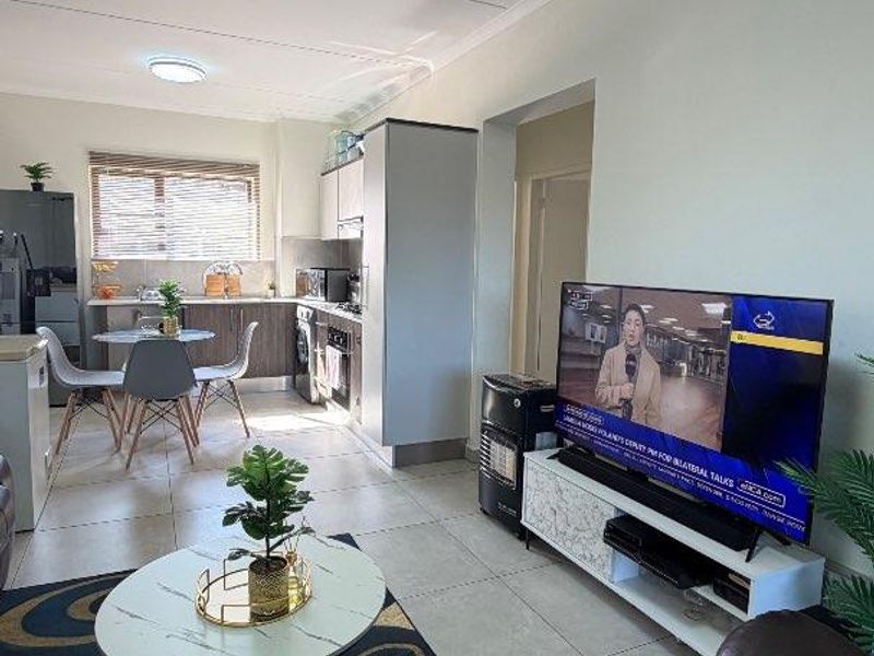 Modern 2-Bedroom, 2-Bathroom Garden Apartment to Rent at Royal Residenz, Lilianton Boksburg West - Photo 4