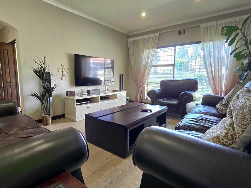 4 bedroom house for Sale in Brackendowns - Photo 5