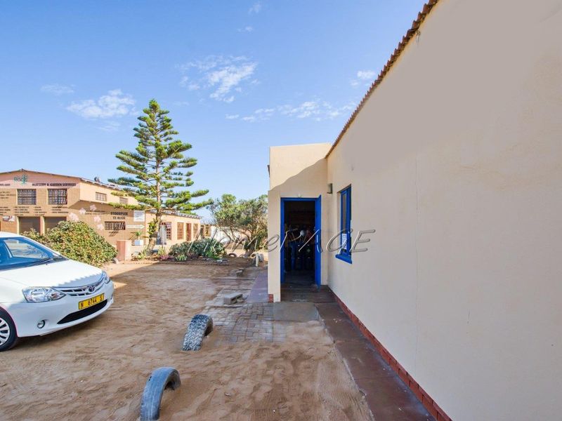 Light Industrial Area, Henties Bay:  Warehouse/Workshop with Flat is for Sale - Photo 4