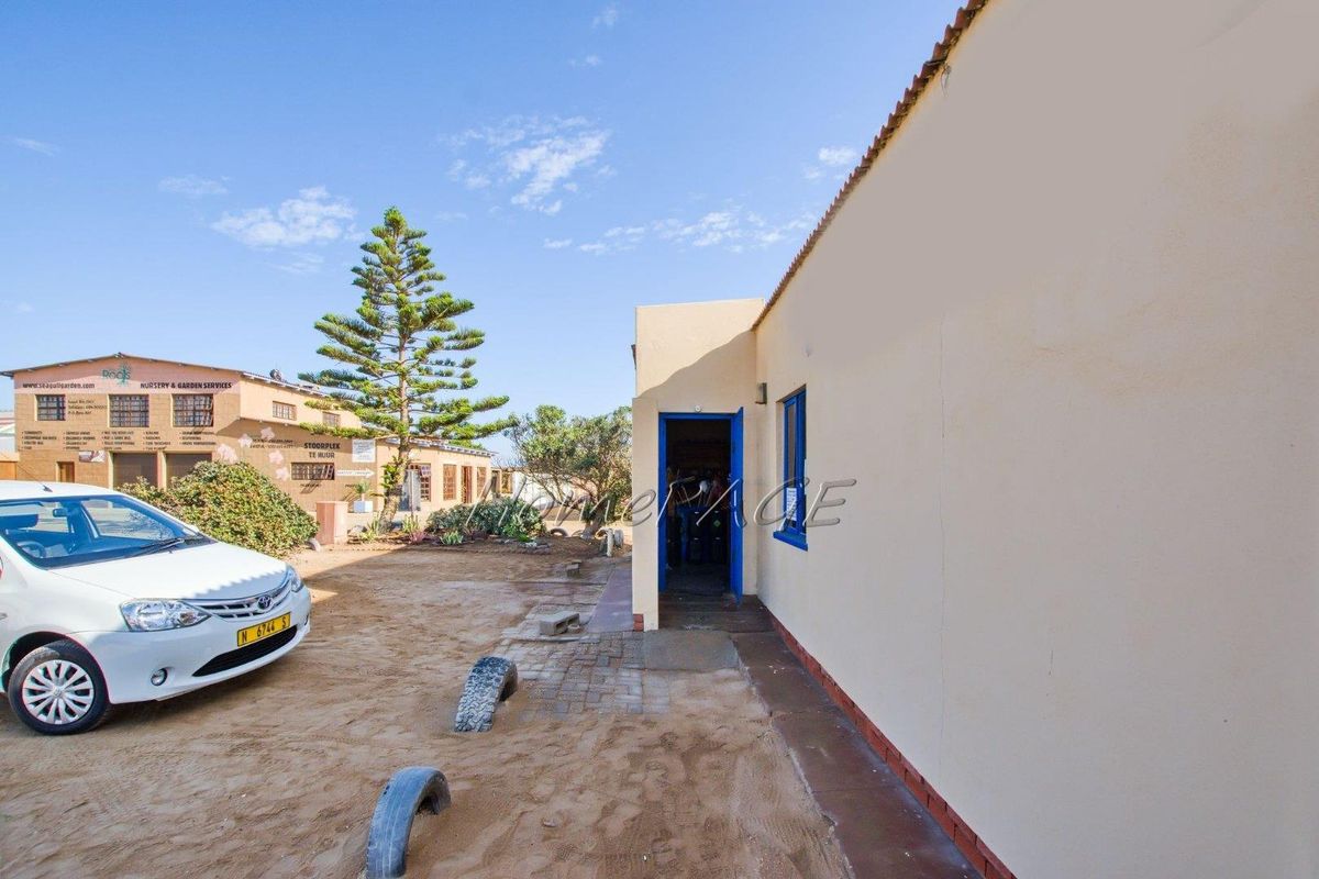 Light Industrial Area, Henties Bay:  Warehouse/Workshop with Flat is for Sale - Photo 4