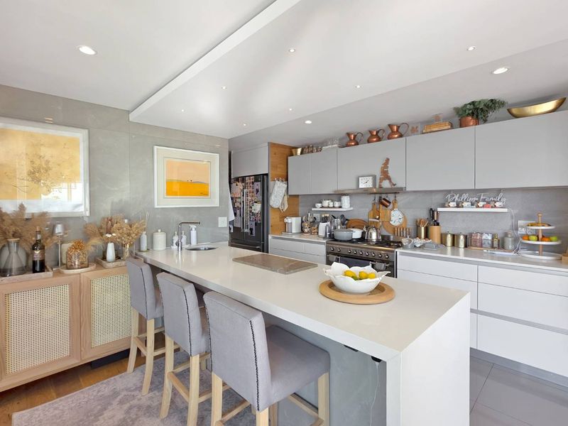Stylish Modern Apartment in a Prime Location - Photo 8