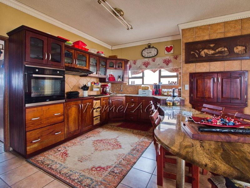 Ext 6, Beach Front, Henties Bay: HUGE 7 Bedr home with sea views for sale - Photo 8