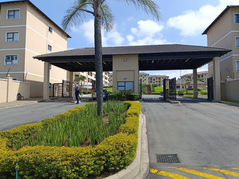 STOP AND LOOK AT THIS 2 BEDROOM BARGAIN! - Photo 3