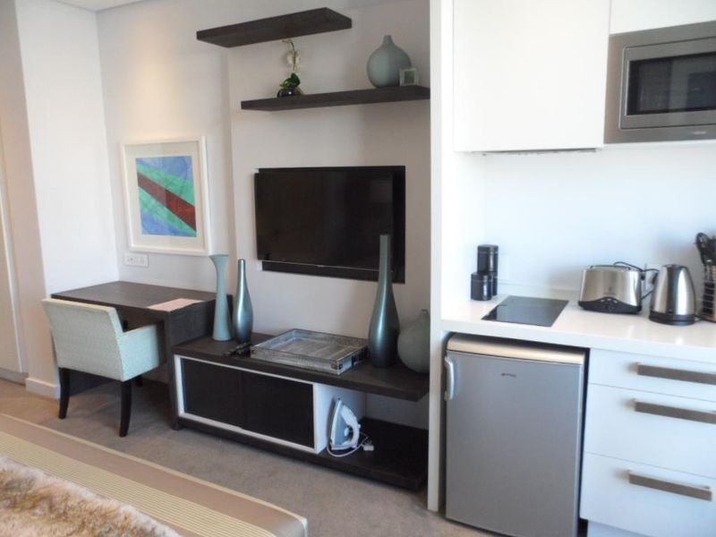 LUXURIOUS DESIGNER STUDIO APARTMENT IN THE ICONIC SANDTON SKYE - Photo 9