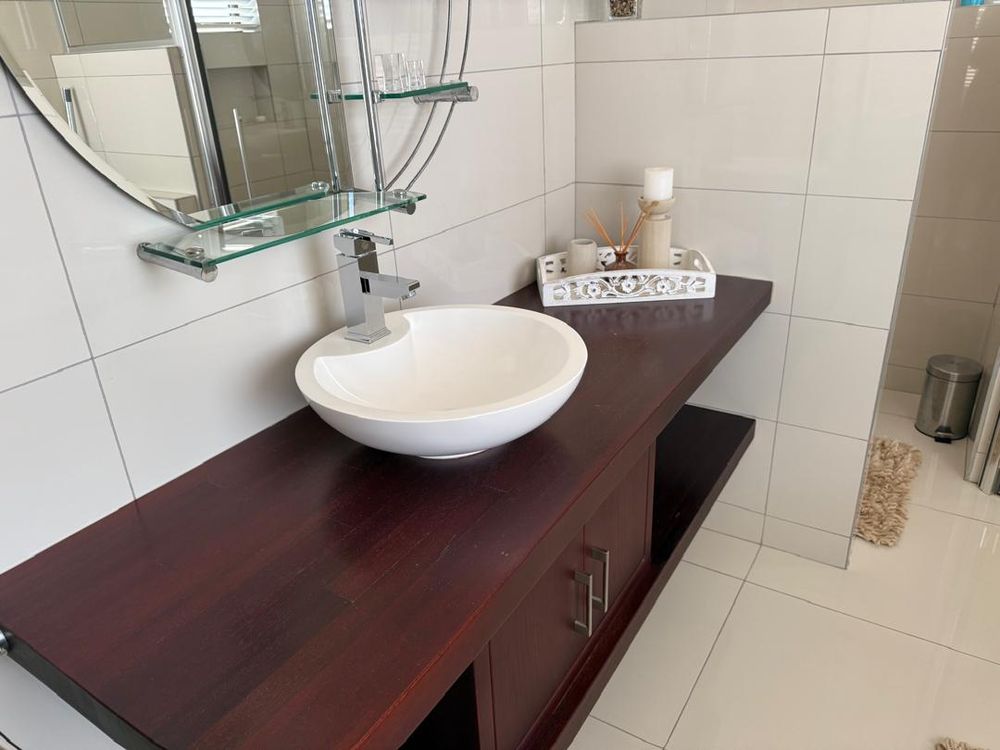 Bedroom 3 en-suite bathroom 