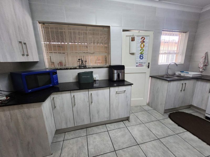Randhart home built for family living and rental returns - Photo 8