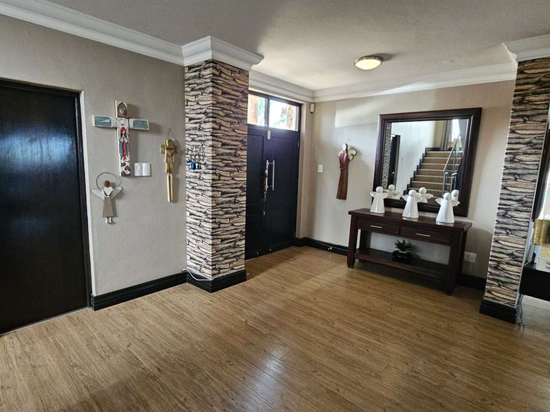 4 Bedroom Executive Family Home in Birdwood Estate - Photo 3