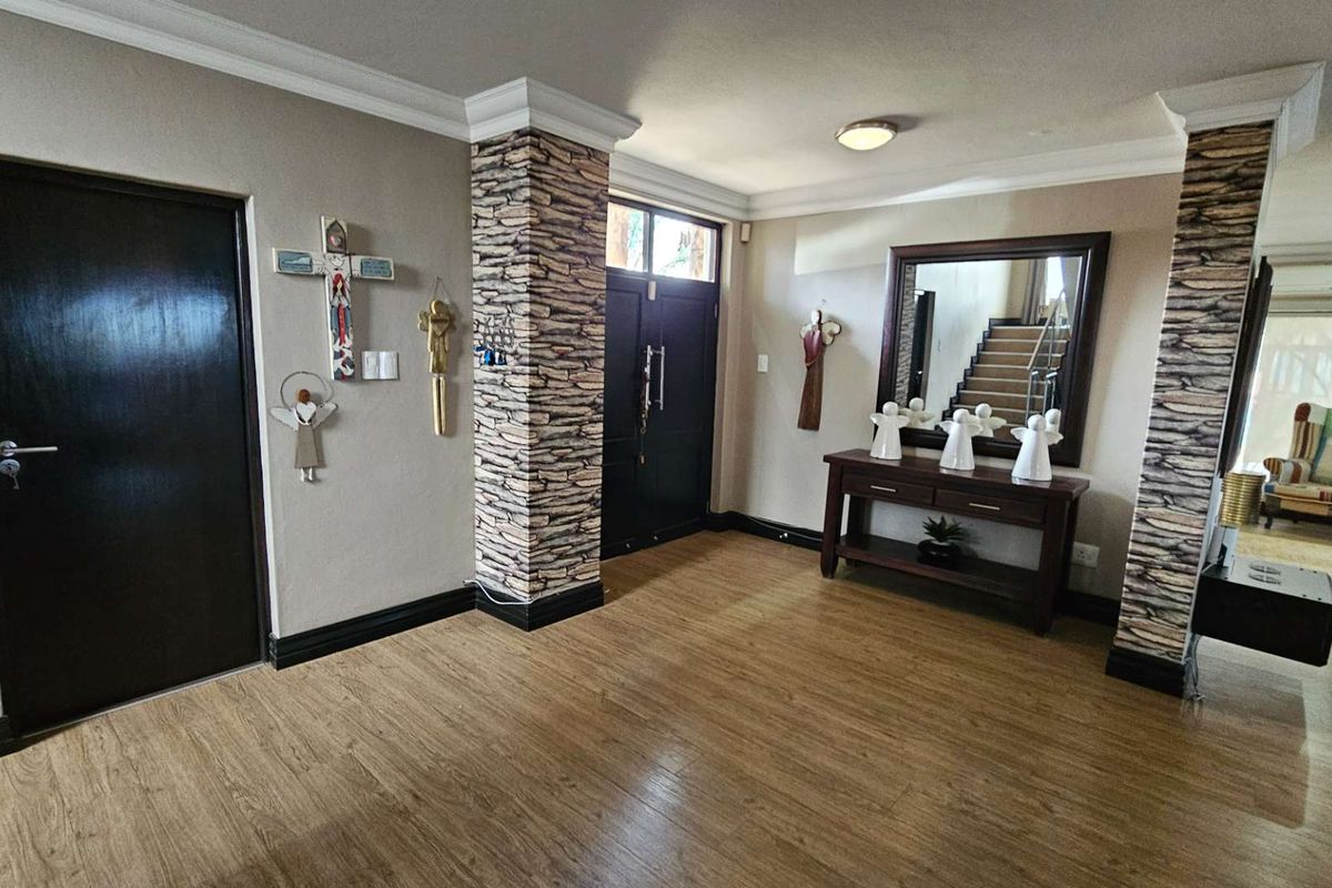 4 Bedroom Executive Family Home in Birdwood Estate - Photo 3