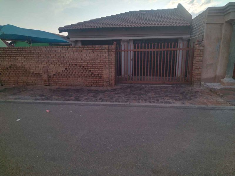 3 bedrooms house to rent in Soshanguve East - Photo 2