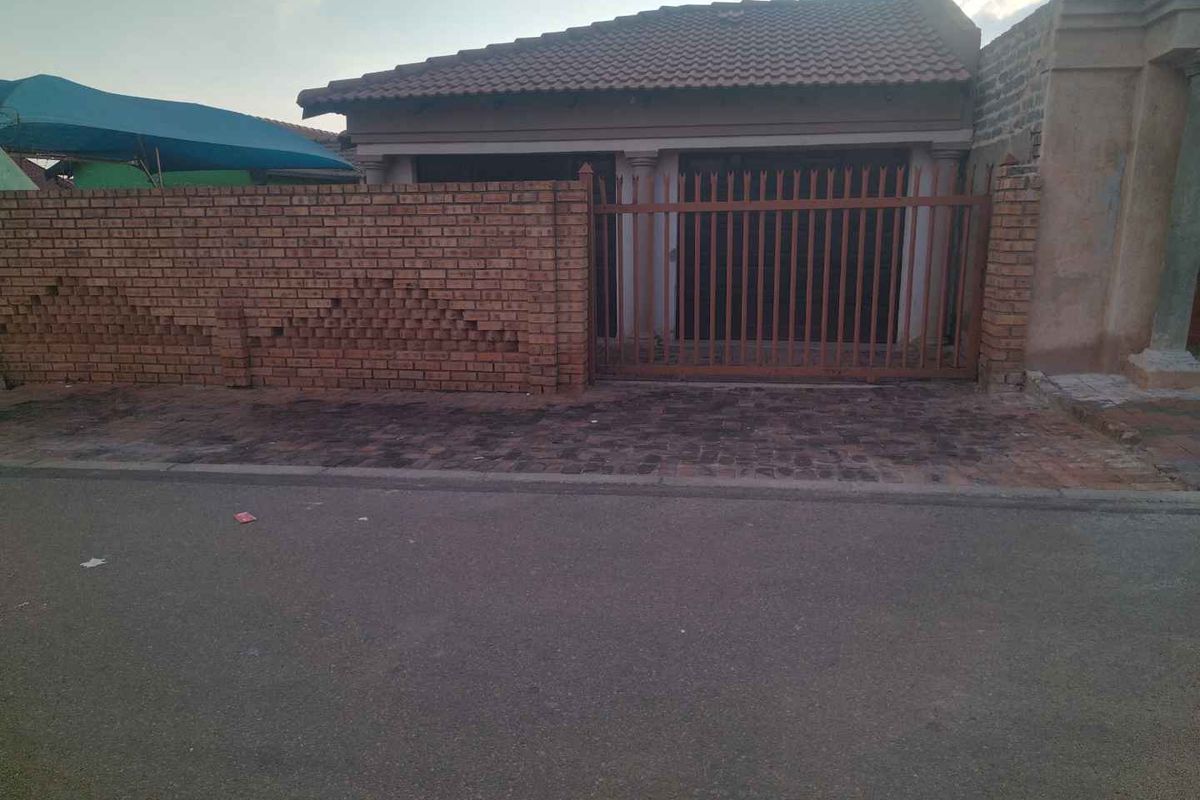3 bedrooms house to rent in Soshanguve East - Photo 2