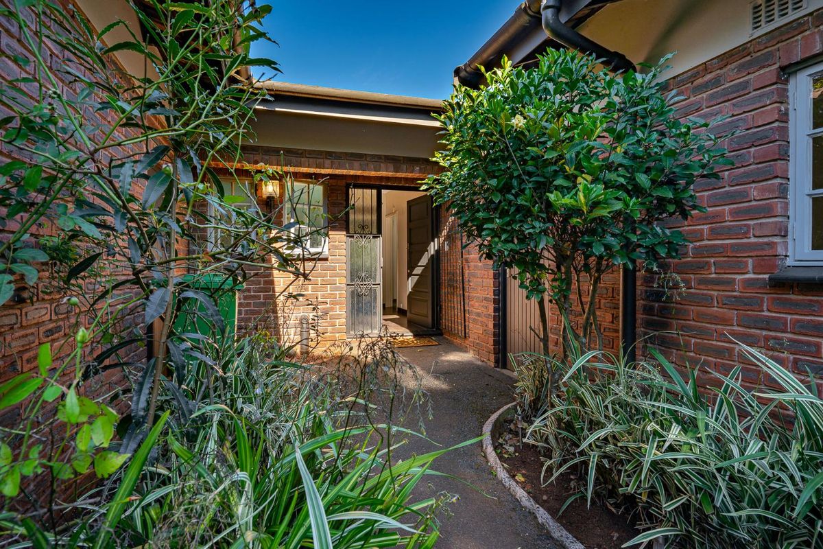 Spacious Family Unit with Guest Suite, Modern Finishes & Stunning Leafy Outlook - Photo 3