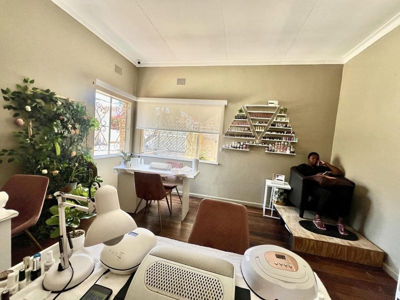 Office Building with 2 Bedroom Flat For Sale - Photo 6