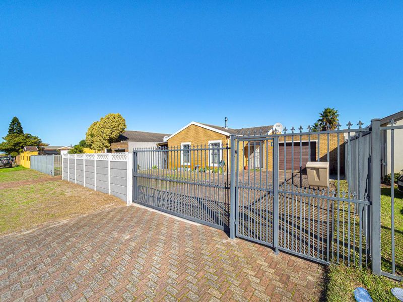 Freestanding 3-Bedroom Home with Separate Entrance - Photo 2