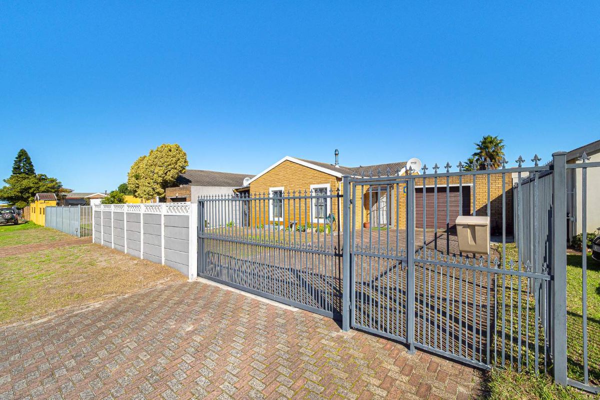 Freestanding 3-Bedroom Home with Separate Entrance - Photo 2