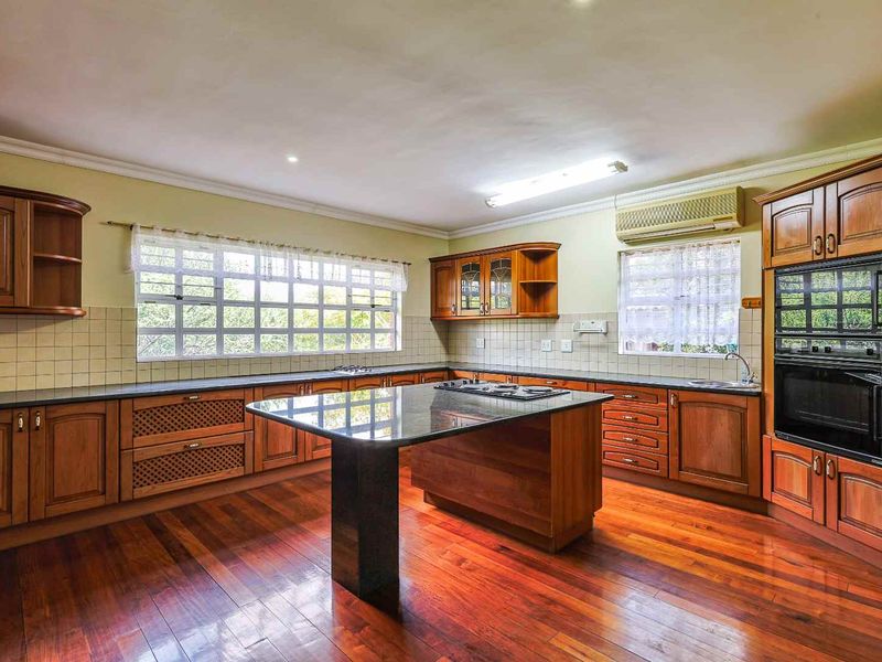 A Grand Canvas of Space & Light – Waiting for a Family to Call It Home - Photo 10