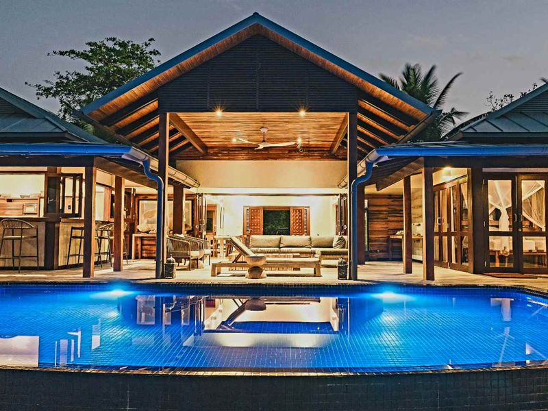 EXCEPTIONAL PRIVATE BEACH VILLA ON THE IDYLLIC DESROCHES ISLAND - Photo 10