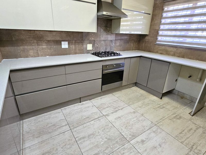 4 Bedroom Family Home With Pool In Melodie Hartbeespoort - Photo 8