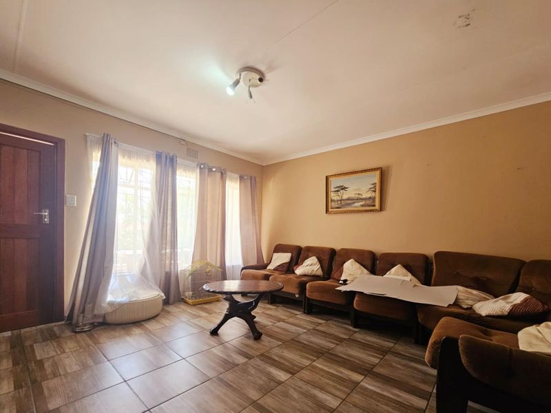 "Discover Comfort: 4 Beds, Pool, Braai, & More!" - Photo 6