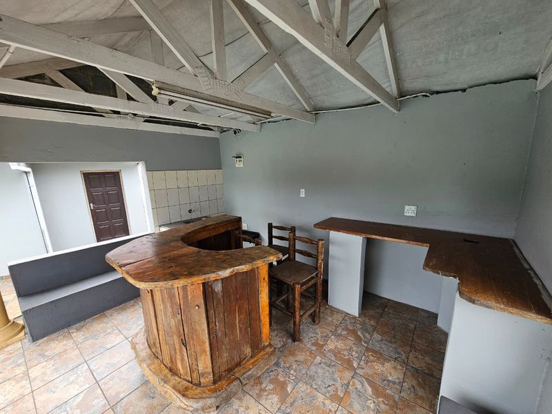 Spacious Home Living - Photo 4