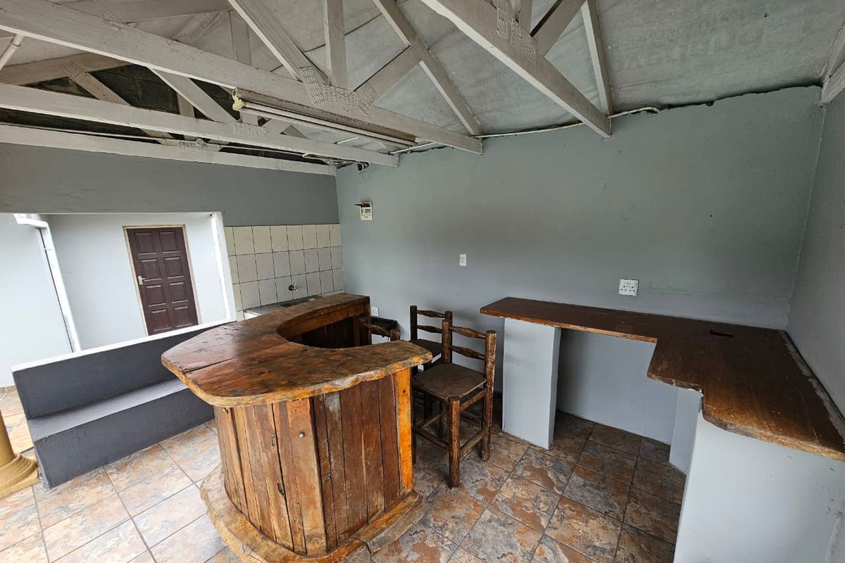 Spacious Home Living - Photo 4