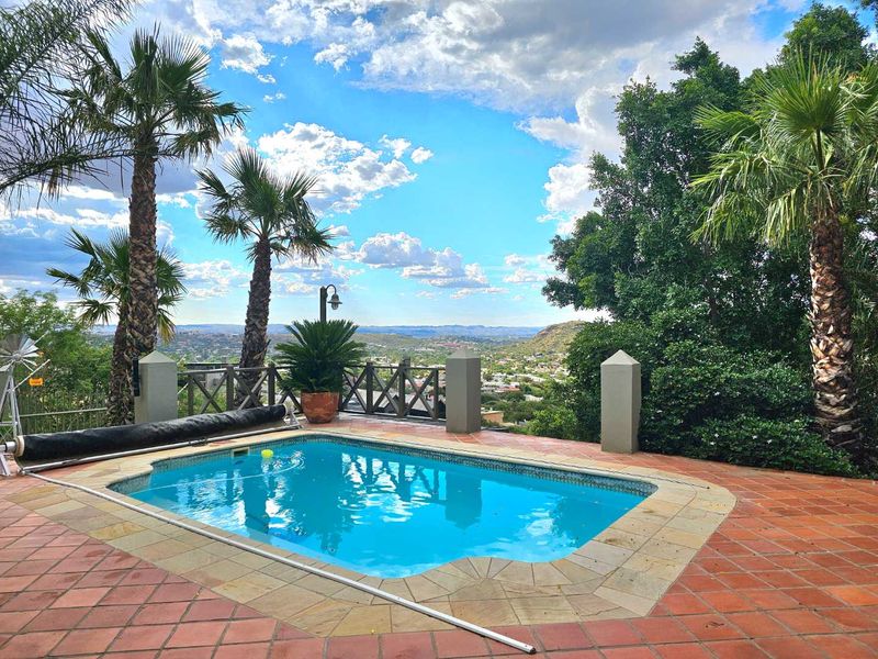 Ultimate Privacy & Luxury: Executive Rental Available Soon - Photo 2