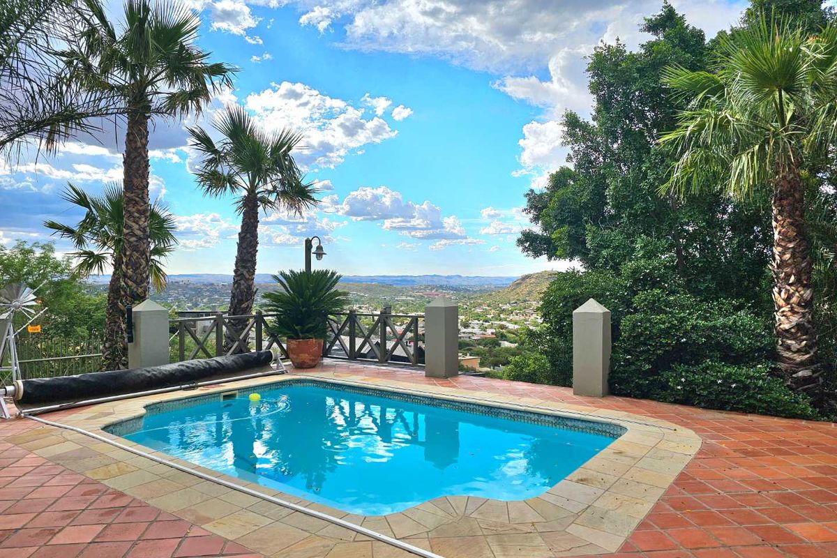 Ultimate Privacy & Luxury: Executive Rental Available Soon - Photo 2