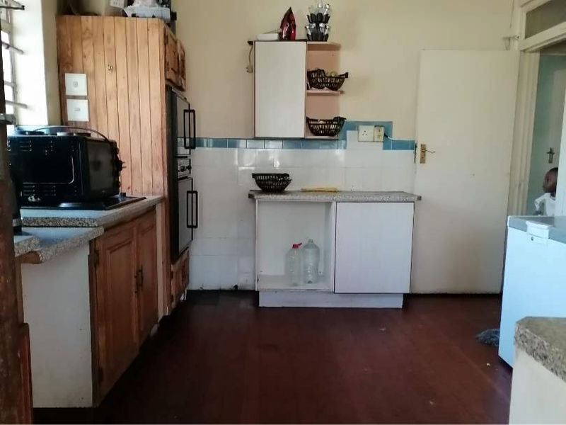 4 Bedroom home with 4 Garages and 1cottage - Photo 4