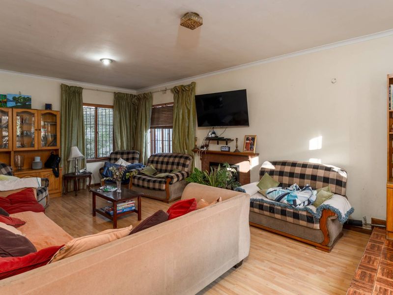 Spacious 6-Bedroom Family Home with Dual-Living Potential in Retreat - Photo 5