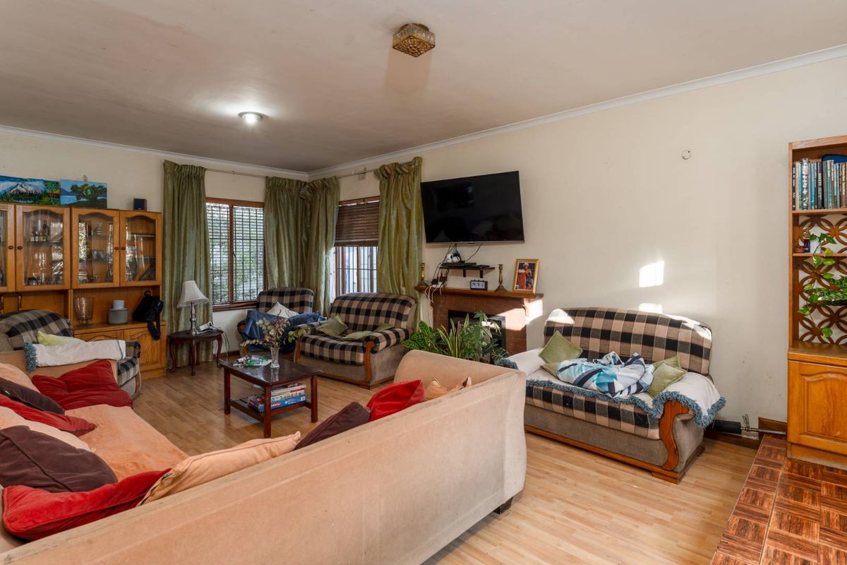 Spacious 6-Bedroom Family Home with Dual-Living Potential in Retreat - Photo 5