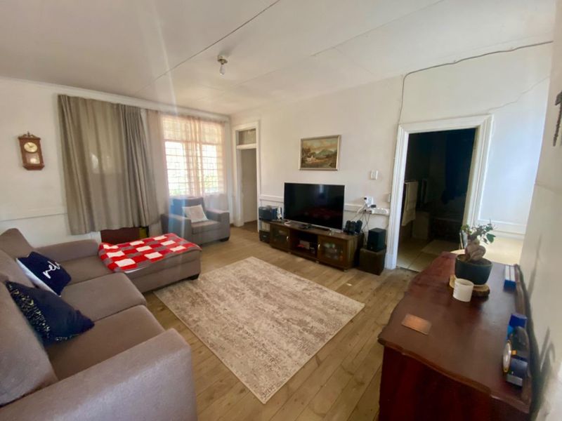 Ideal Renovation Project: 2 Bedroom Home with Garden - Photo 2