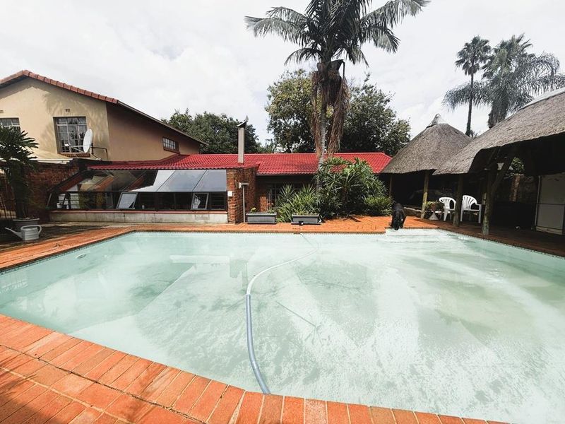 This isn’t just a family home... it’s THREE in one! - Photo 2