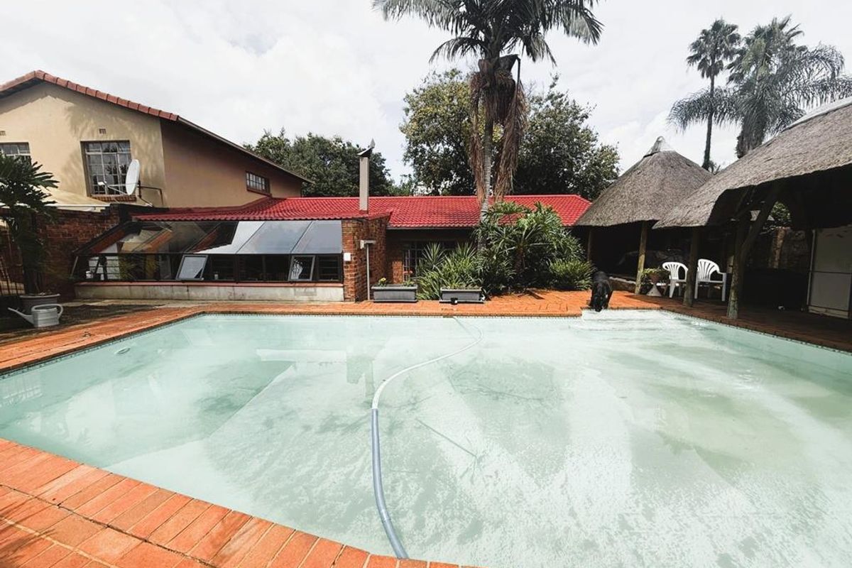 This isn’t just a family home... it’s THREE in one! - Photo 2