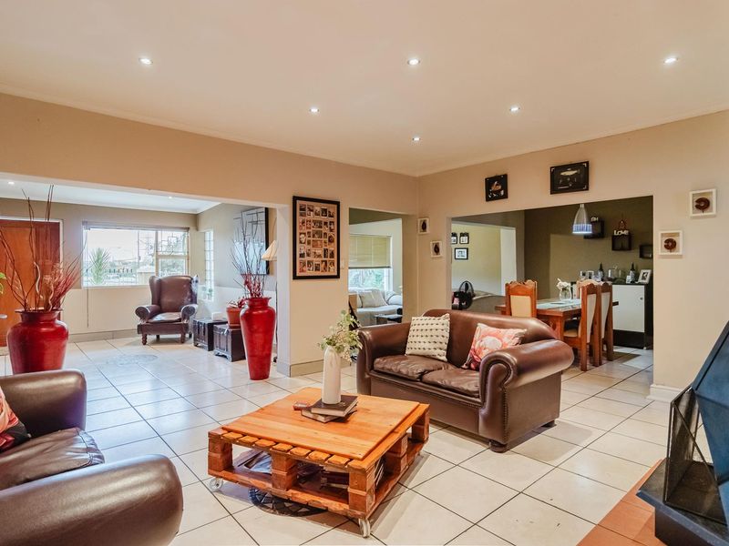 Beautiful 3-Bed Home with Potential - Photo 4